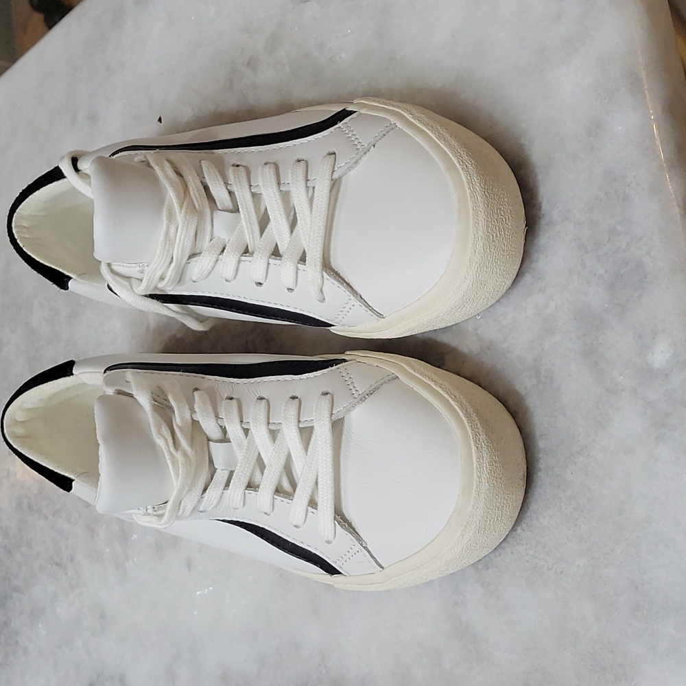 Madewell leather sidewalk low tops with ultra-cushy MWL Cloudlift insoles.Size 8